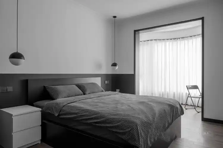 现代风格客厅客厅墙面采用白色乳胶漆打底,地面采用深灰色砖增加泊挝