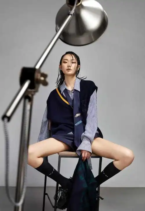 43岁李梓萌气质出众,蓝白条纹衬衫配白色背带阔腿裤,清新减龄_腾讯