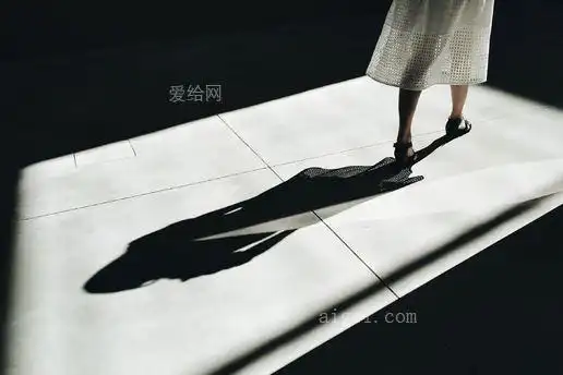 影子行走的女人(woman walking with shadow)