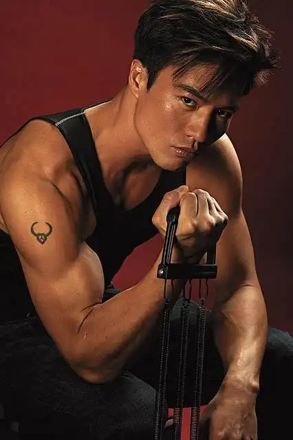 结实的肌肉和敏捷的身手,打戏不仅精彩,而且还霸气十足,安志杰的反派