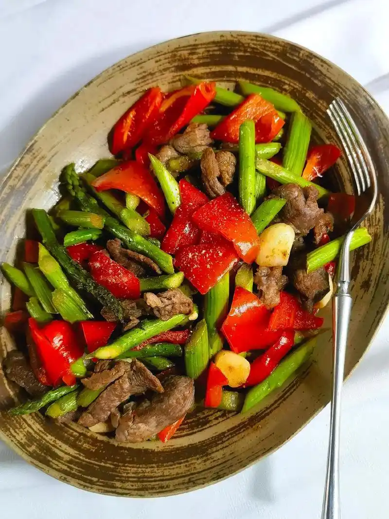 快手减脂餐:芦笋彩椒牛肉粒～食材:95 彩椒,芦笋,山姆碎牛 - 抖音