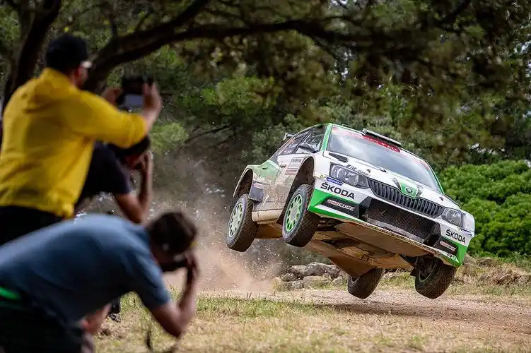 挑战拉力尘埃二十年,陈德安与斯柯达重启飞驰人生_赛车