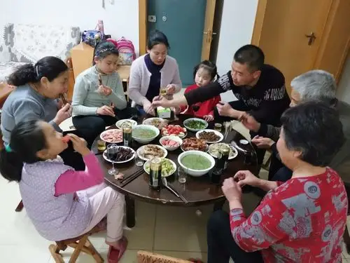 全家围坐一桌