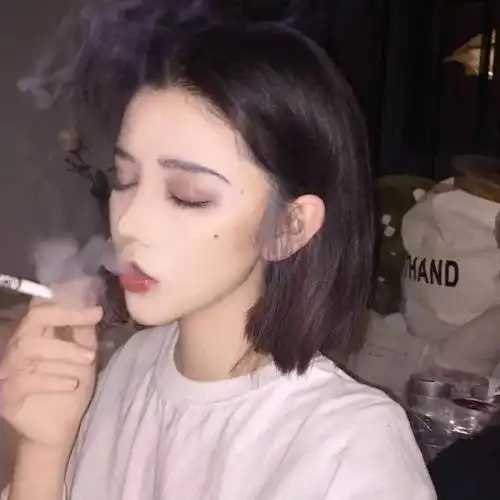 头像图片丨超酷的女生抽烟头像
