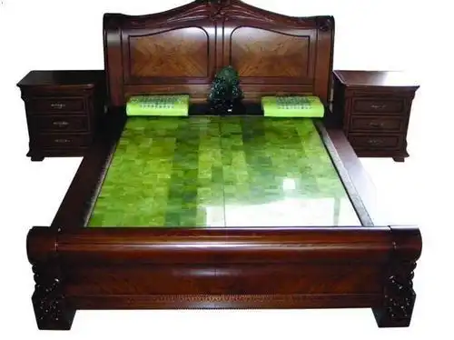 里边还有十几个老人,都相信那个什么玉石床能治百病.