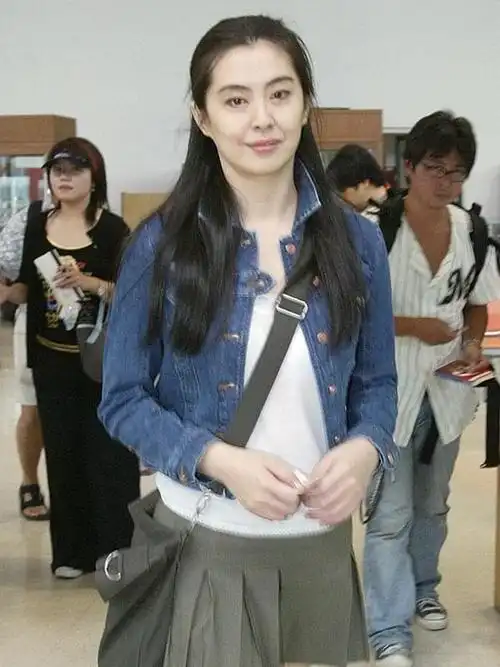 王祖贤55岁新照片不再少女,样貌变化大,网友说认不出