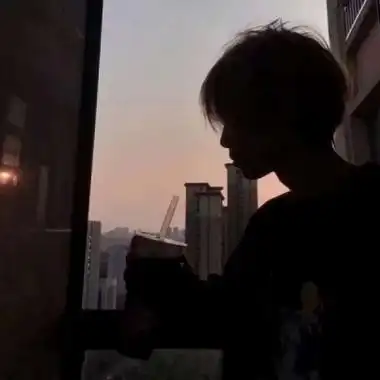 2021丧系男生头像真人侧脸