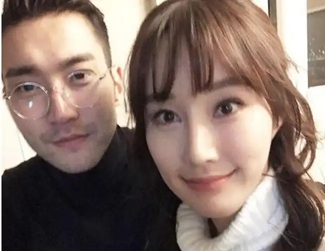 近日,崔始源的妹妹就在ins上更新了自己换了新发型的照片,网友看到