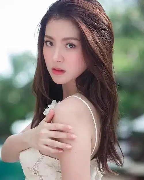 她是泰国少有的极具天赋的90后女演员之一,具有清秀可人的荧幕形象.