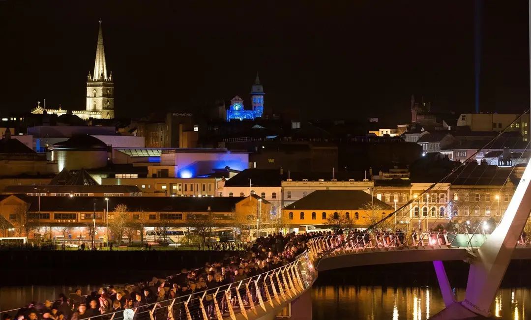 新德里是印度的首都,面积约1500平方公里,人口1630万.2.