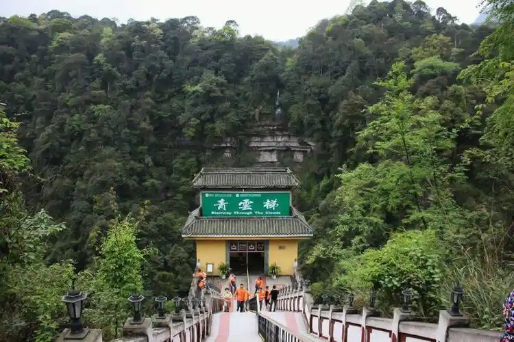 碧峰峡在哪里碧峰峡位于四川省雅安市,是国家5a级旅游景区,景区由两条