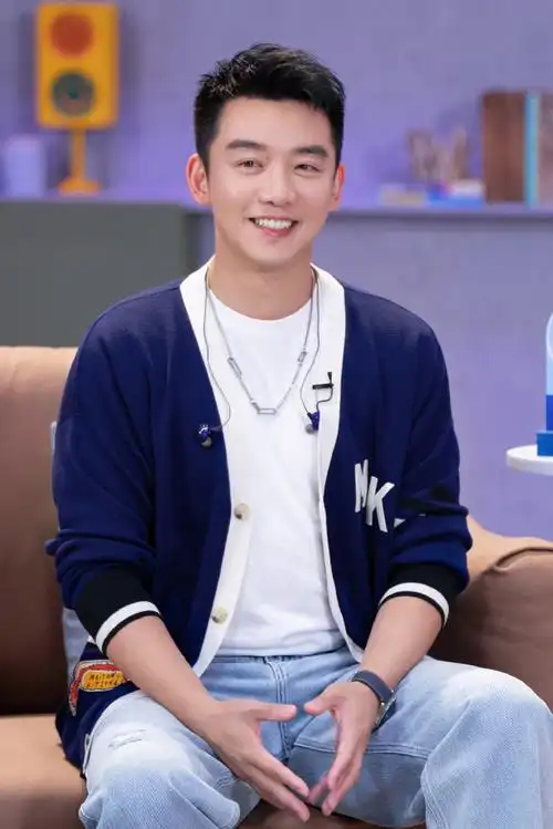 郑恺超话阳光明媚六月天,送给大家一位笑容明朗的学院风恺boss,陪你看