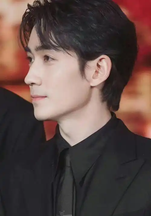 240126 朱一龙:成熟魅力的代言人,网友纷纷感叹"人夫感"十足!