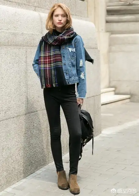 经典的牛仔外套搭配,紧身的版型非常显身材,显高挑,长腿女孩的最爱,矮