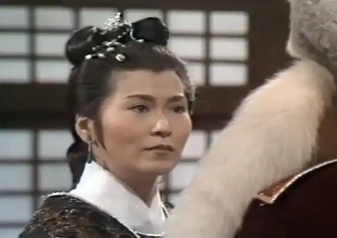 出演包惜弱的时候李司棋33岁,按理说正值颜值巅峰期,但是无线当时的服