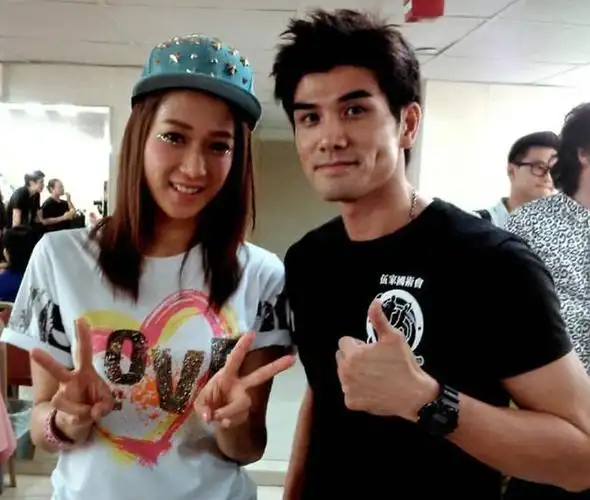 38岁钟嘉欣曝光三胎近照网友女神怎么找了个这样的老公