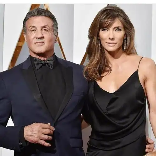 76岁史泰龙又离婚!超模妻子离婚后首亮相,三个女儿一个比一个美