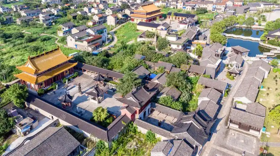 季子庙,位于江苏省丹阳市延陵镇境内.季子庙之所以闻名遐迩