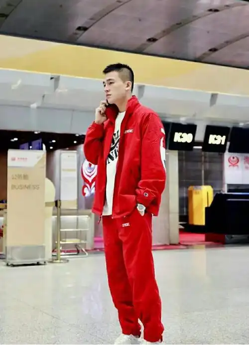 欧豪穿红色格子衬衫 欧豪破洞牛仔裤套装潮流时尚(8)