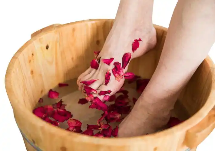 足浴养生.人老脚先老,足浴(热水泡脚)有较好的养生保健功效.