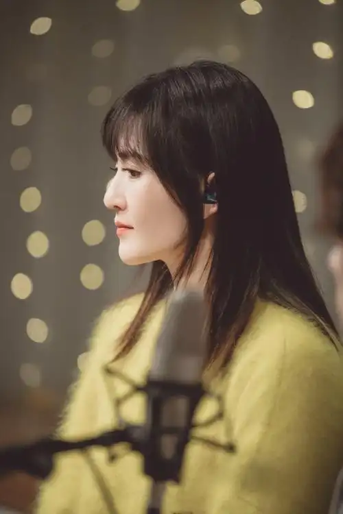 朋友请听好谢娜黄色海马毛衣温柔减龄感性落泪让人触动