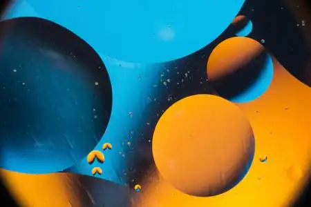 混合水和油, 美丽的色彩抽象背景基于蓝色和橙色的圆圈和椭圆形, 宏观