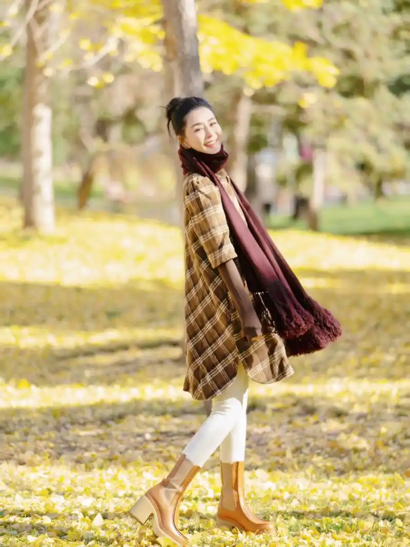 社交礼仪 | 女孩子站姿时如何更优雅 98女孩子的美,不仅体现在着装