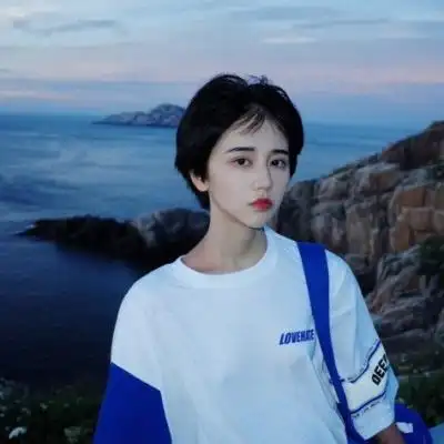 微信女生头像短发气质优雅 用微笑伪装自己的悲伤