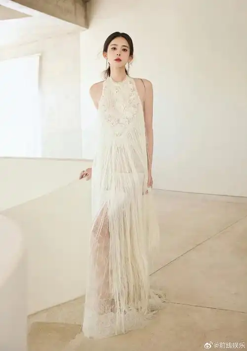 古力娜扎最新活动造型,白色流苏大露背长裙,生图都绝美!