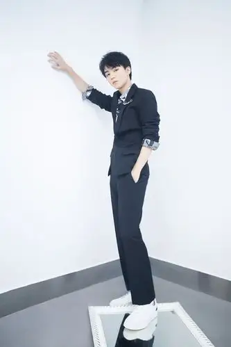 王俊凯周年演唱会唱跳solo 展露舞台王者风范