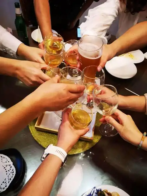 聚会时的碰杯
