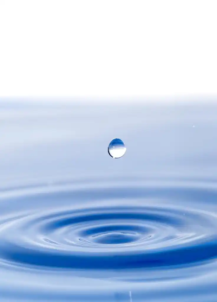 一滴水落在蓝色的水中