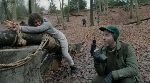 女子一大早被追杀,旁人则一直拍摄,鬼才知道她经历了什么?