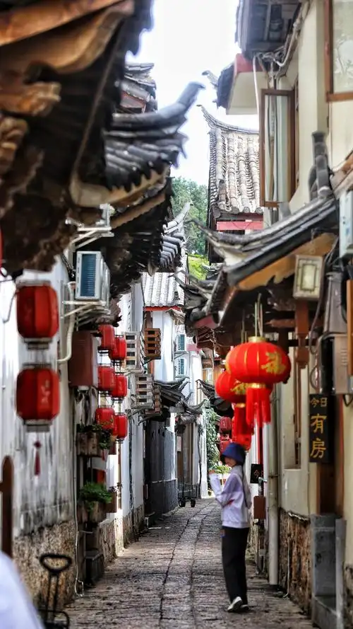 丽江便安安静静的,巍峨的雪山,清澈的湖水,清晨寂静的古城石板路,雨后