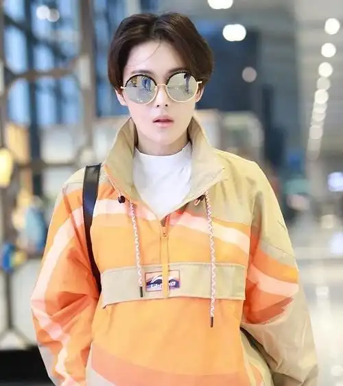 张馨予因一头短发登热搜榜首得知其剪短发的原因网友纷纷点赞