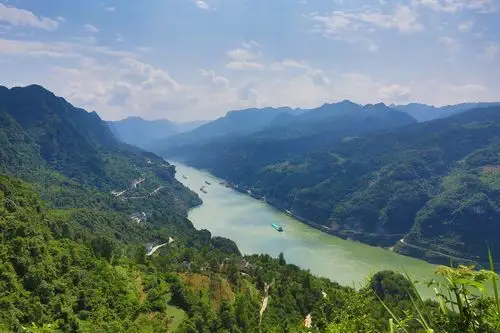 三峡人家依山傍水,风情如画.