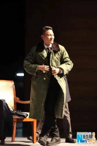 刘德华穿军大衣亮相清华(组图)【2】