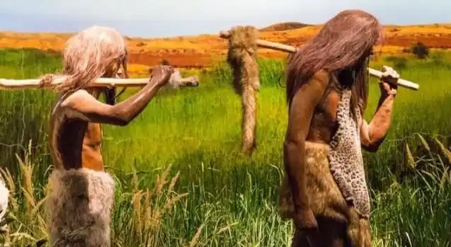 那时候人们蔽体的工具是树皮,树叶,兽皮,用细的树枝,或撕成细条的树皮