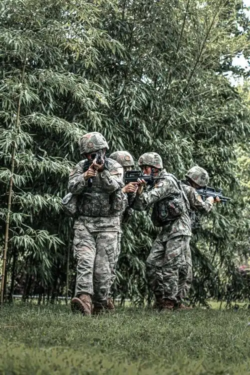 酷暑·士兵面孔 | 高冷警卫兵,出击!|中国火箭军_新浪财经_新浪网