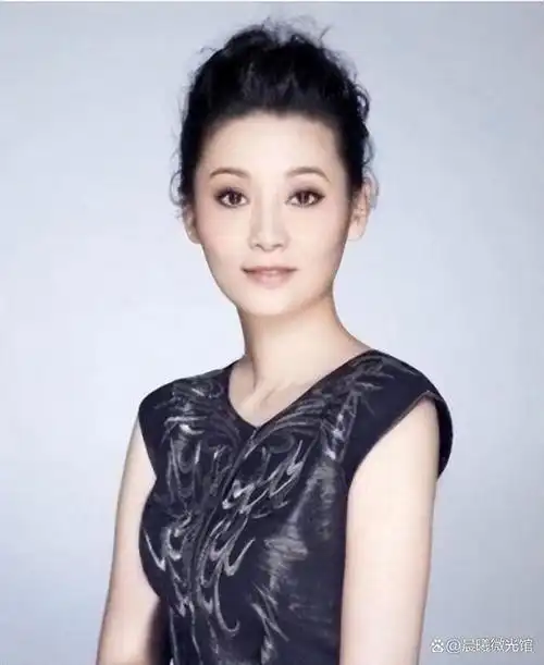 "艰难上位"徐帆:对冯小刚一心一意,把继女当成亲生的