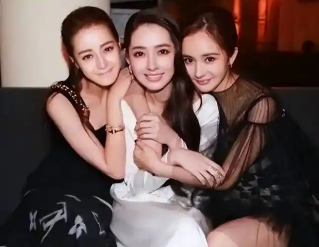 迪丽热巴和女明星合影火了这气质完全被秒杀网友太男性化