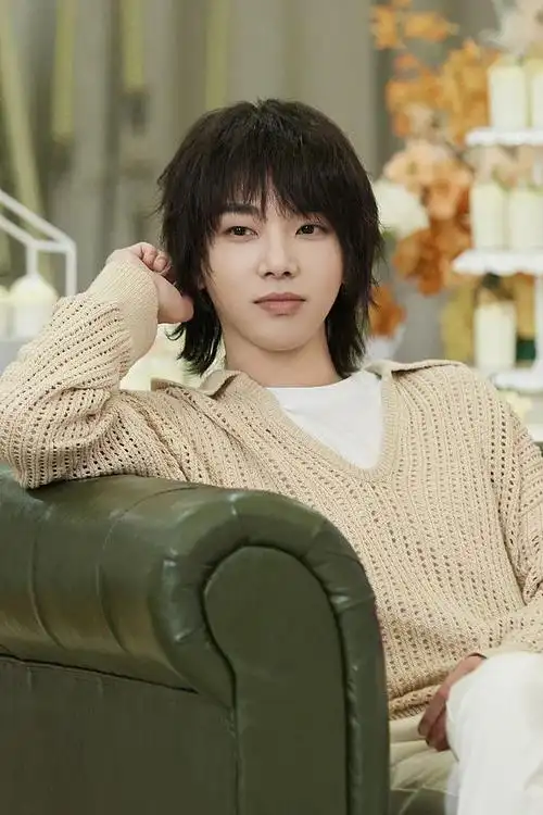 华晨宇发布萌探探探探案录制写真简约穿搭慵懒舒适