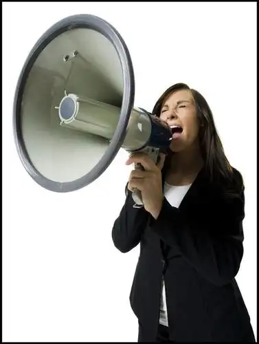 女性,仅一个女性,仅一个人,握,服装,拿,大喊,拿着,注视,休闲装,喇叭