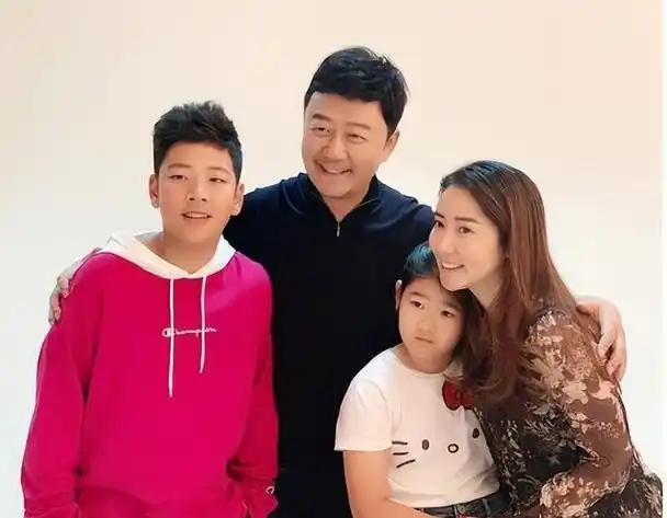 演员郭涛:娶重庆美女李燃,婚后儿女双全,如今生活幸福美满