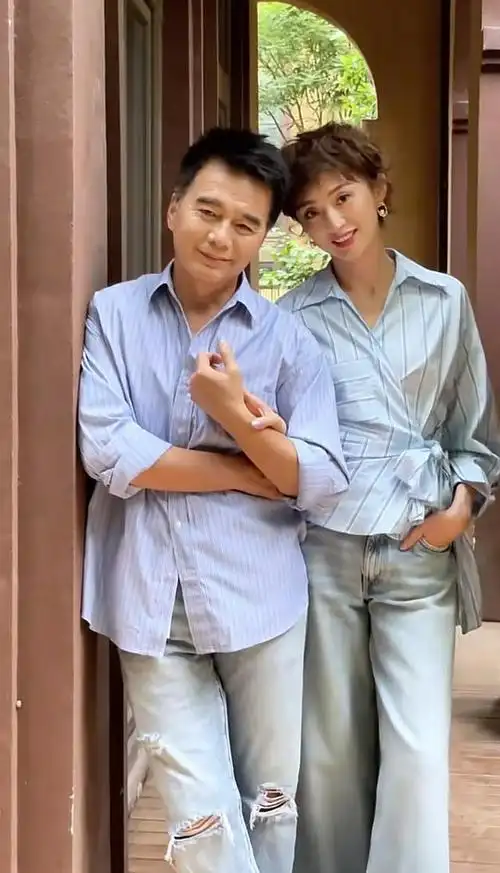 59岁戏骨许亚军罕秀恩爱小12岁四婚老婆状态好深情对视好幸福