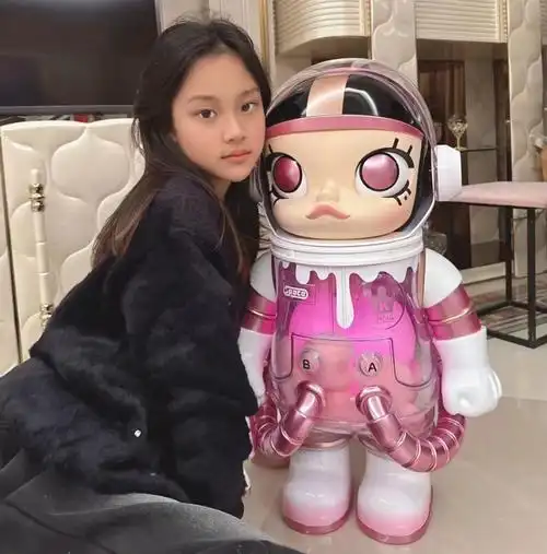 当天出镜,甜馨披着长发,身穿黑衣黑裤,举手投足的俏丽感十分可人.