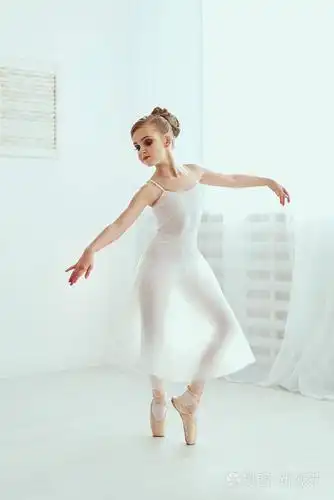 美丽的芭蕾舞演员在一个充满光线的白色工作室里摆姿势跳舞这张照片极