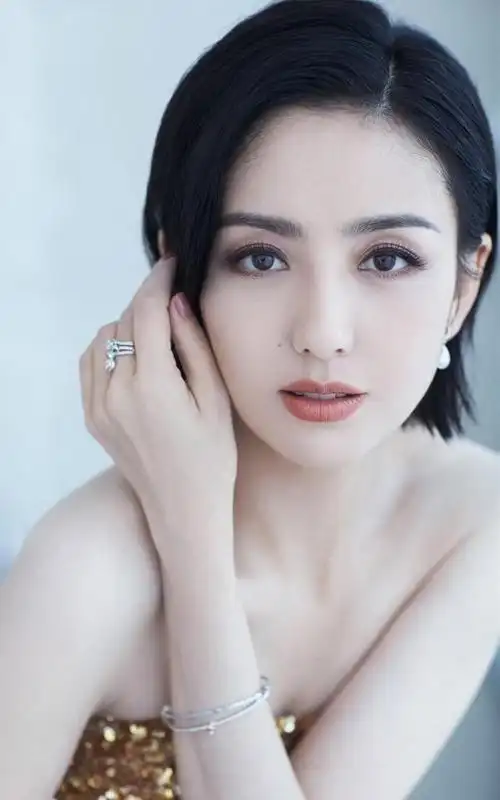 佟丽娅一字带玉足写真网友丫丫真漂亮这个锡伯族姑娘美吗