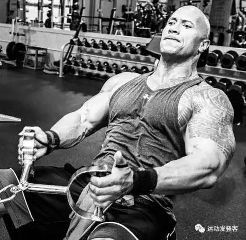 健美史上最唯美的8张健身黑白照,带你走进力量的肌肉世界