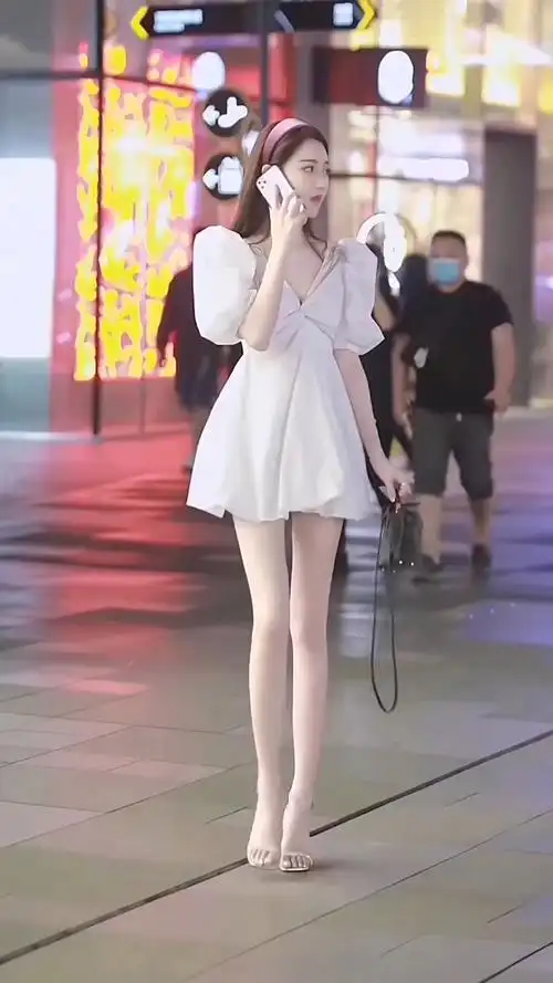 这腿又细又长又白!